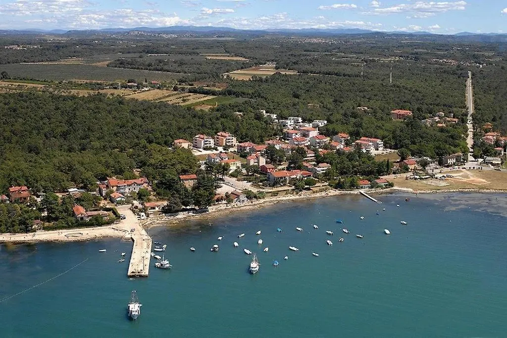 Apartments Karigador